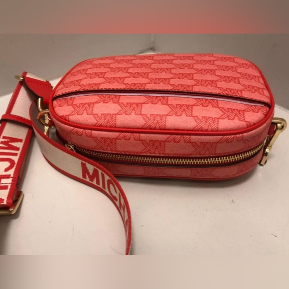 NWT Michael Kors Jet Set Travel
Oval Camera Crossbody Bag *Sangria* - Picture 2 of 5